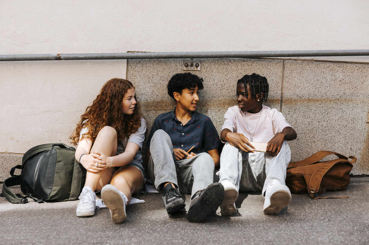 teen-sitting-photo